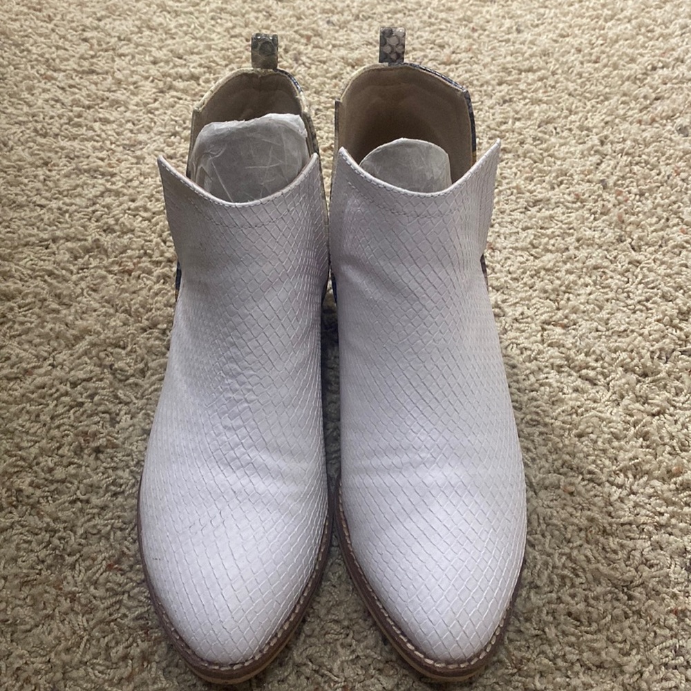 White Ankle boots. Western look